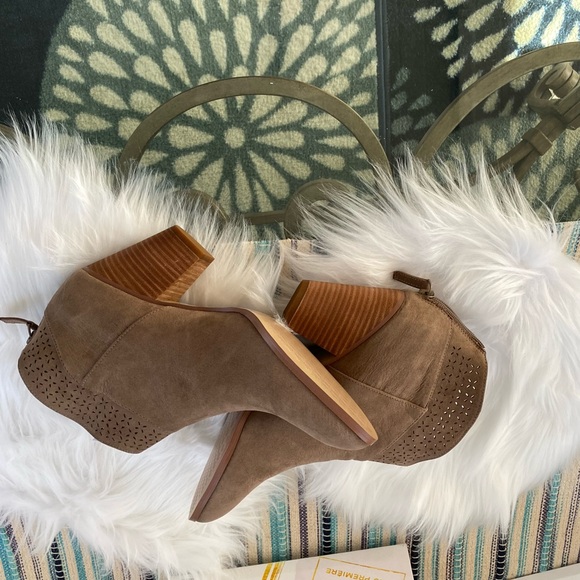 Violet&Red Women's Tan Ankle Boots /New without tags - Picture 6 of 9